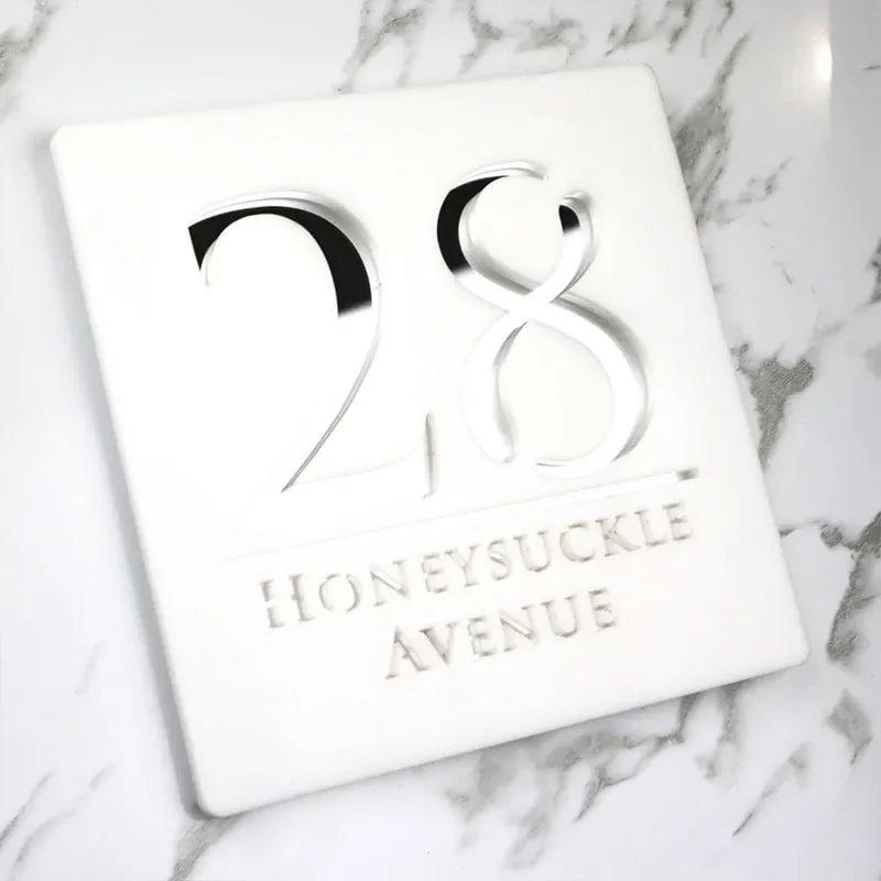 Plaque Maison Personnalisée - Blanc avec écriture argentée