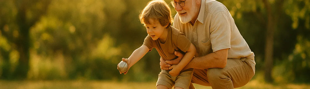Grand-père et petit-enfant jouant à la pétanque ensemble